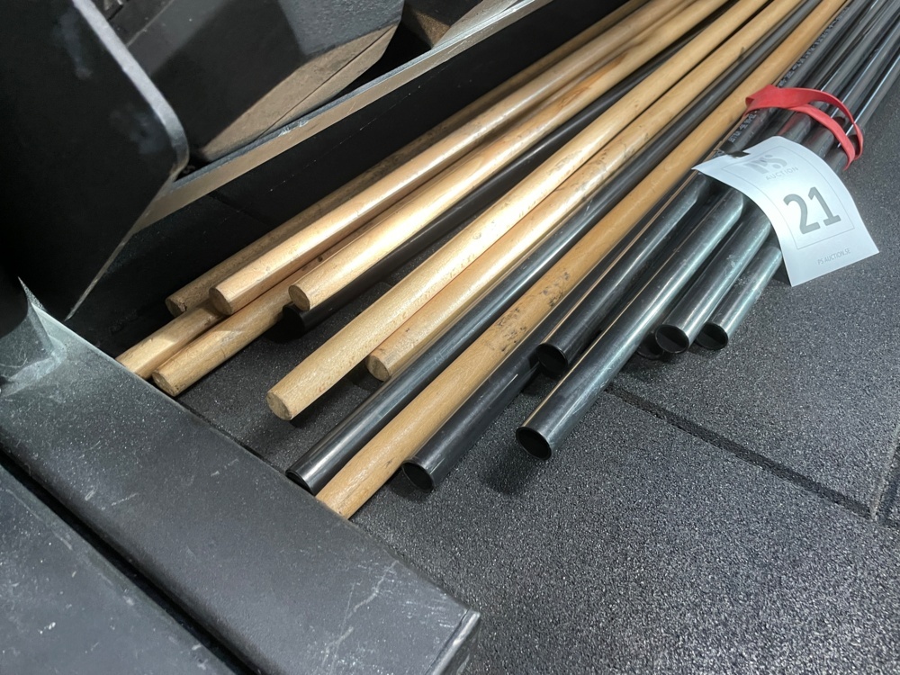 1590221-2 Wooden and plastic shaft