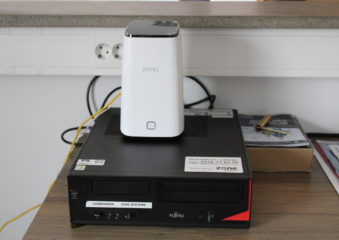 Stationär dator, kaffemaskin, router
