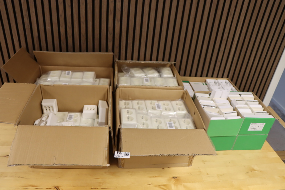 1296143-2 Lot of electrical connectors