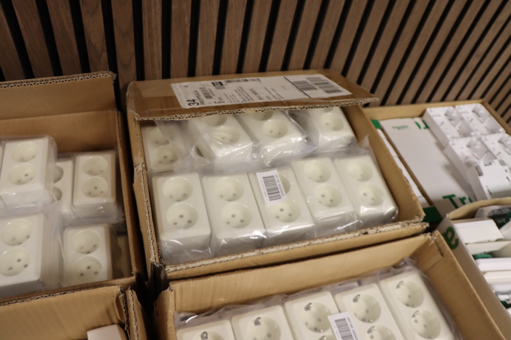 1296143-1 Lot of electrical connectors