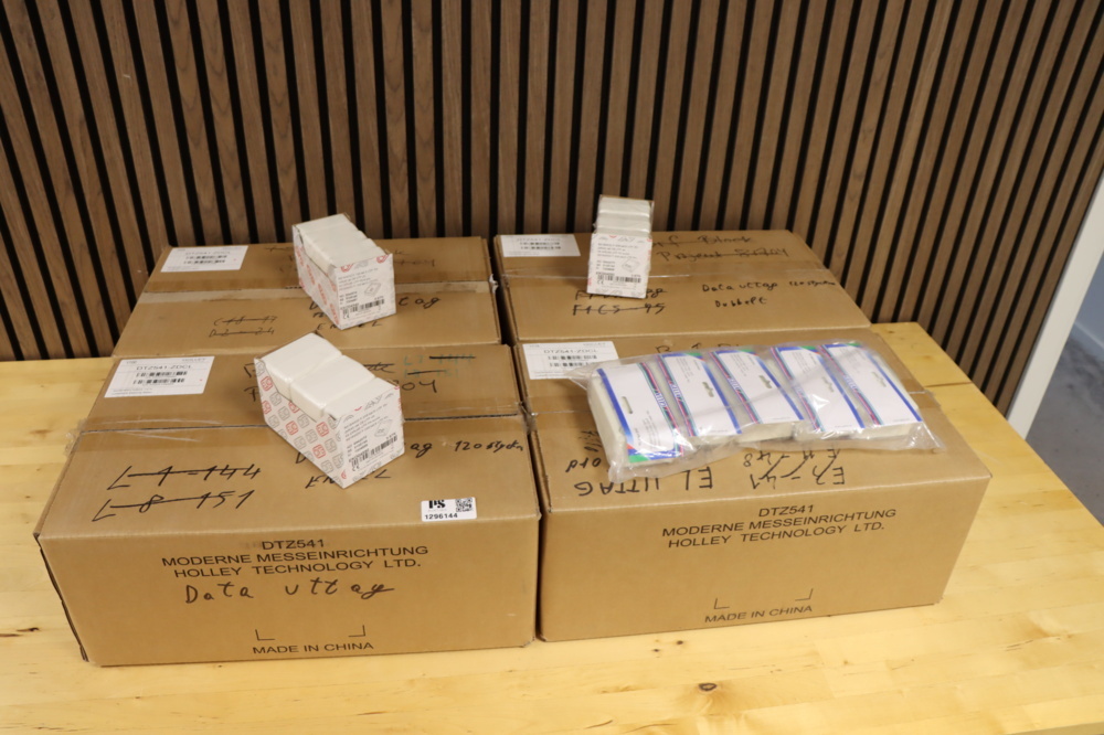 1296144-1 4 boxes with electrical outlets