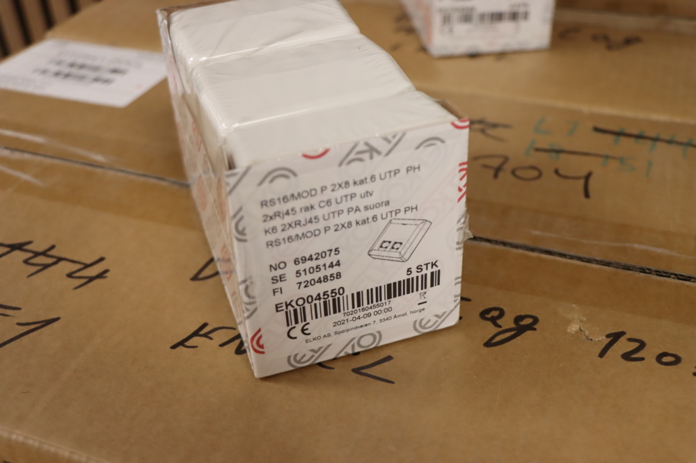 1296144-2 4 boxes with electrical outlets
