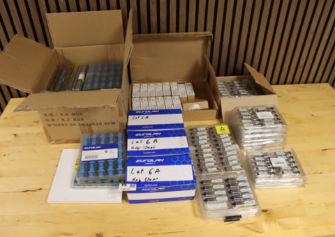 Parti SFP-moduler, fiberoptiska skarvstycken/adaptrar m.m.
