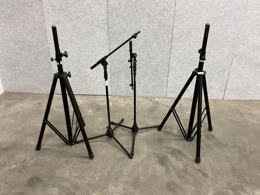 1473954-1 Speaker stands and mic stands