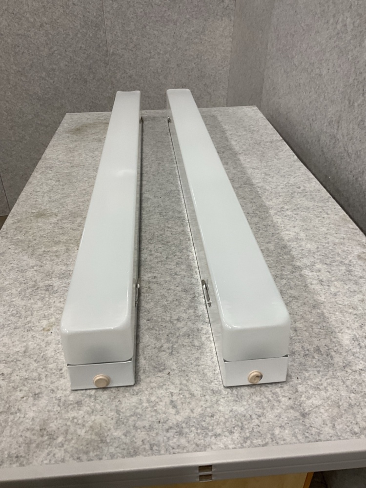 1473957-2 2 lighting fixtures
