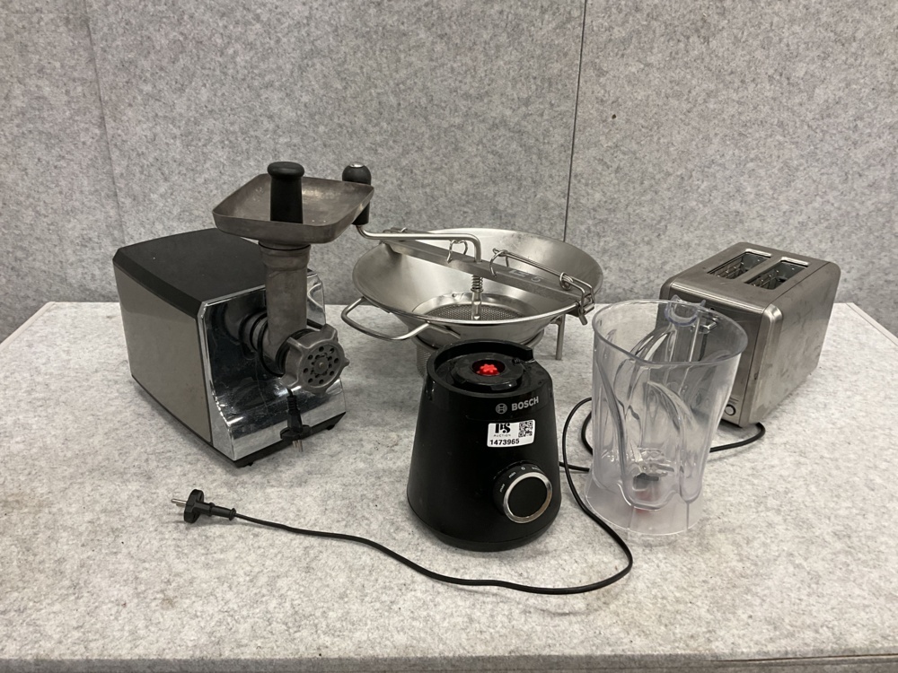 1473965-1 Various utensils and kitchen appliances