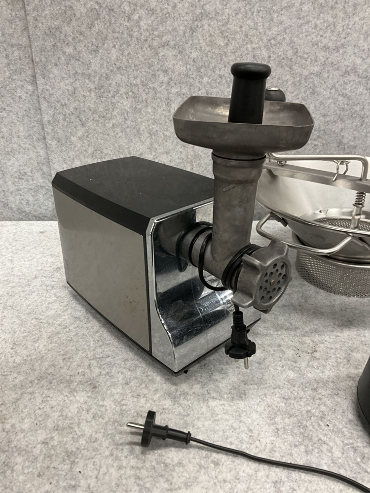 1473965-2 Various utensils and kitchen appliances