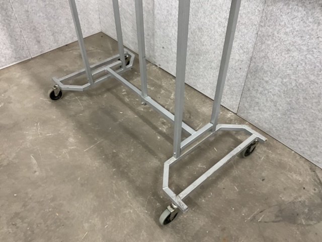 1473972-4 Klädställning på hjul