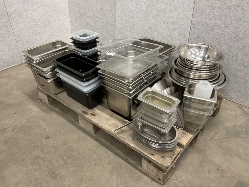 1473983-2 Lot of canteens and bowls
