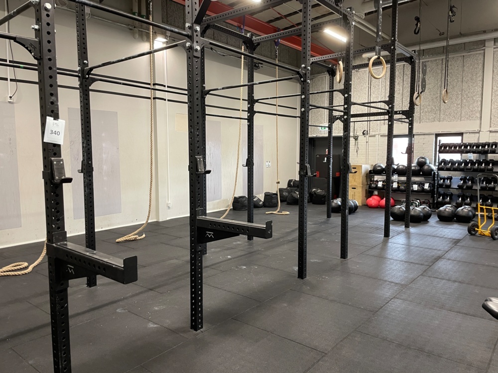 1590340-2 TRAINING RIG WITH LOTS OF PARTS