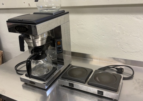 Coffee maker and a double hotplate.