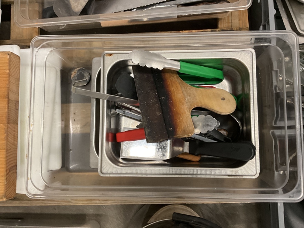 1473988-1 Lot of kitchen utensils