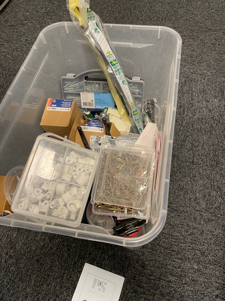 1590313-2 Box with miscellaneous items