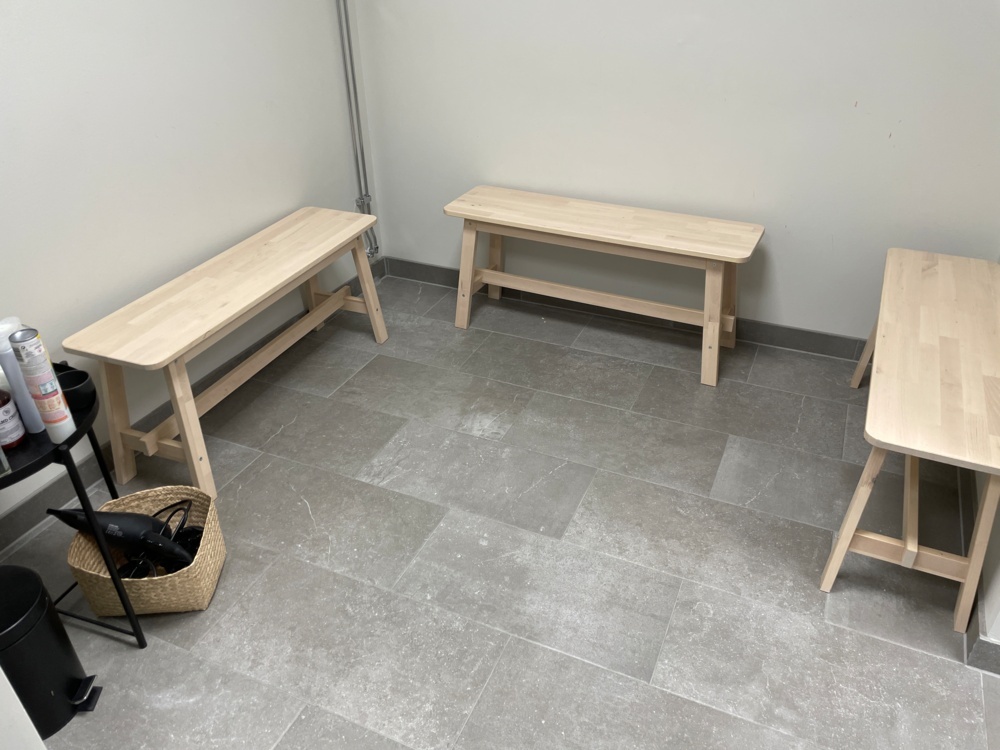 1591469-1 Wooden benches, mirrors and coat racks