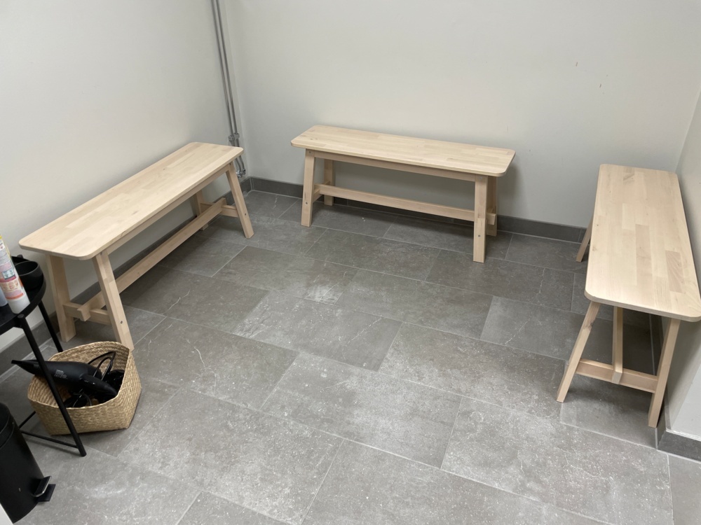1591469-2 Wooden benches, mirrors and coat racks