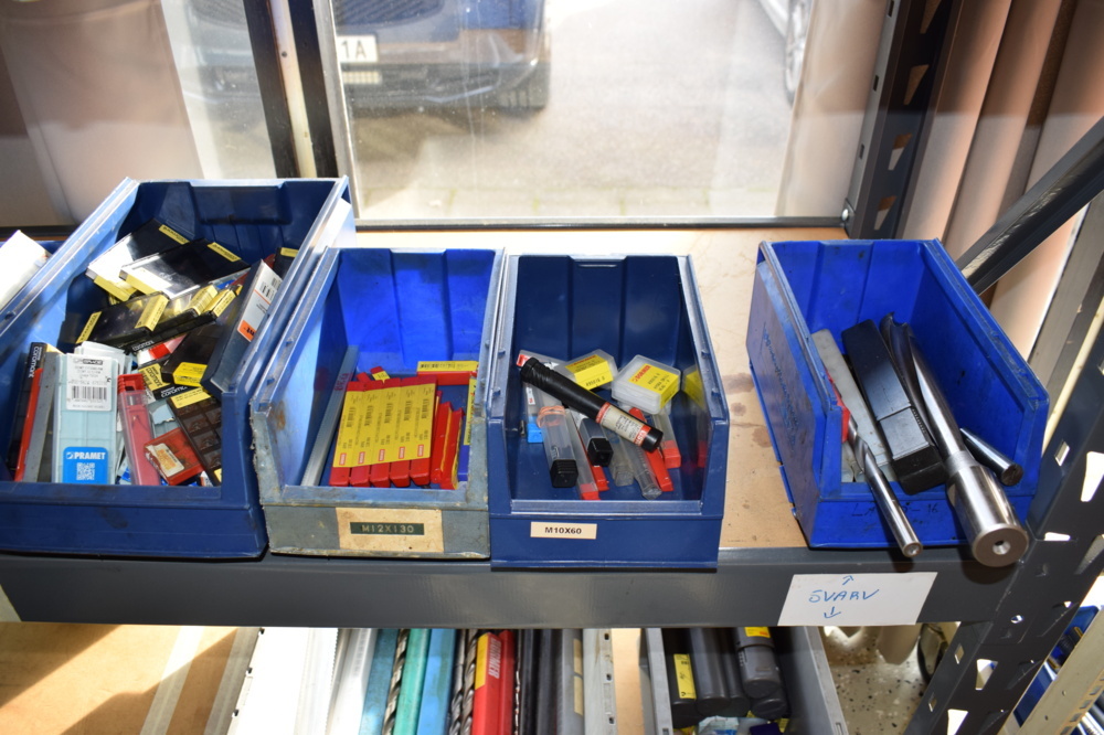 1452826-2 Steel workshop shelf with contents