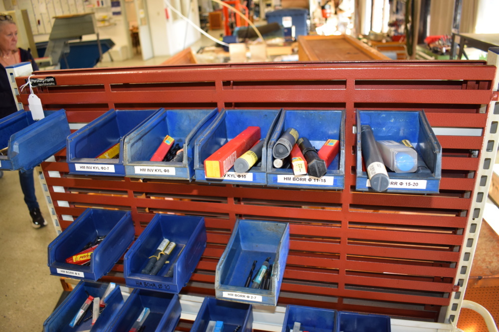 1452827-2 Workshop stand on wheels with various drill bits etc.