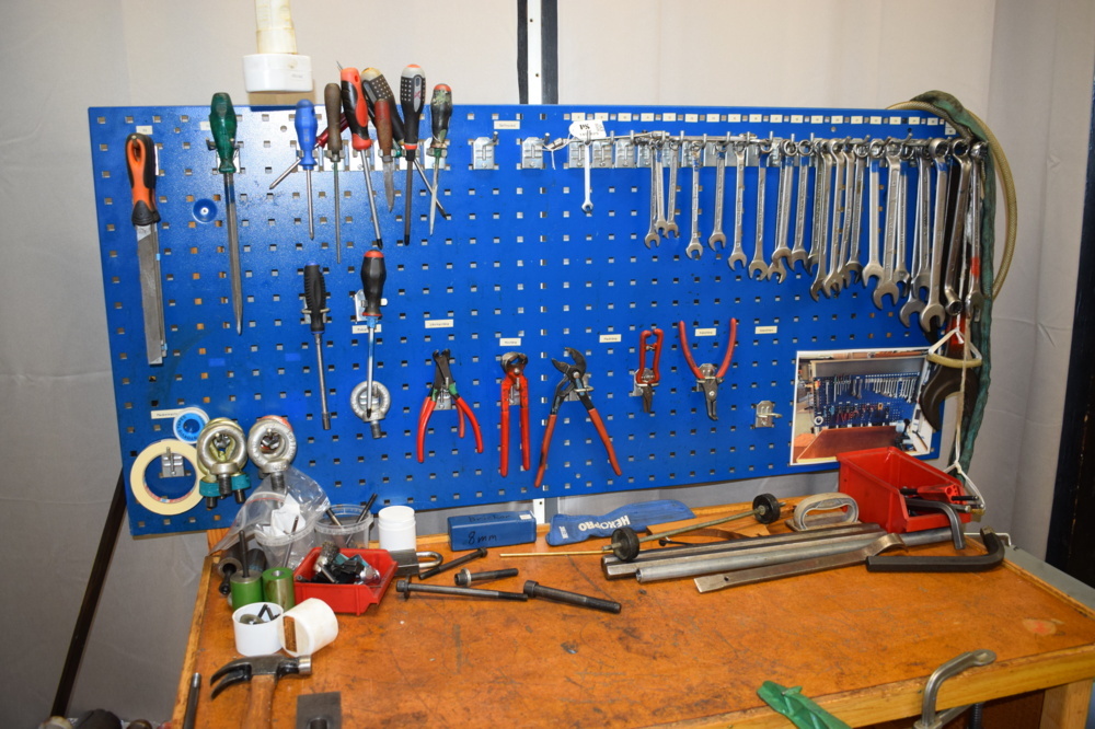 1452829-2 Workbench with tool board