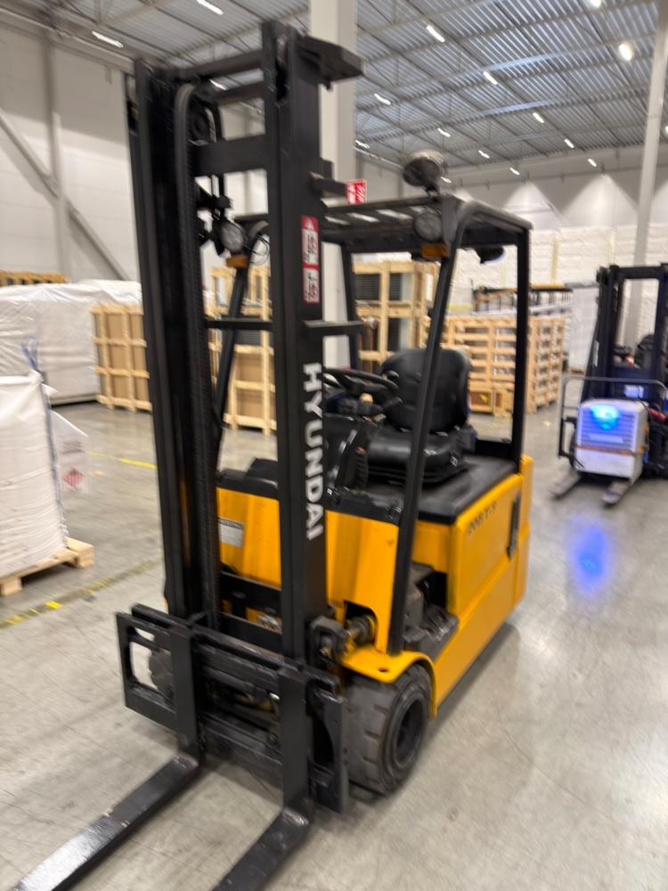 1583273-2 Hyundai 20BT-9 Electric Forklift