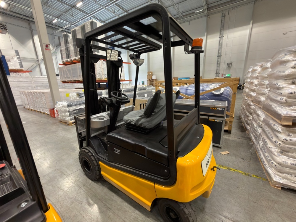1583274-2 Electric counterbalanced forklift - STILL R60-25
