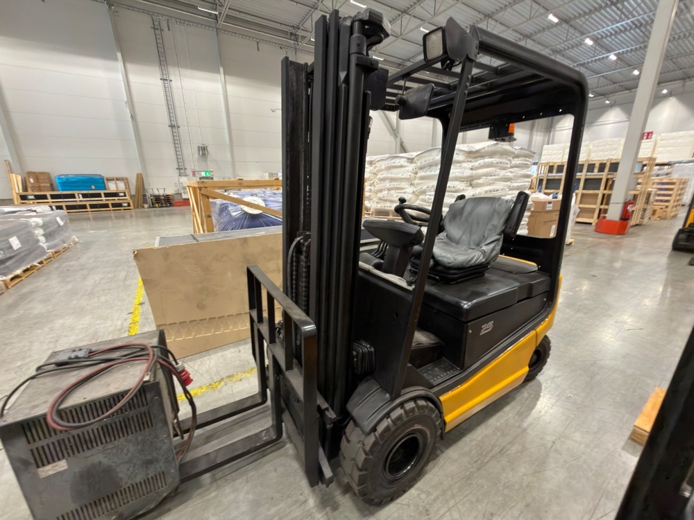 1583274-1 Electric counterbalanced forklift - STILL R60-25