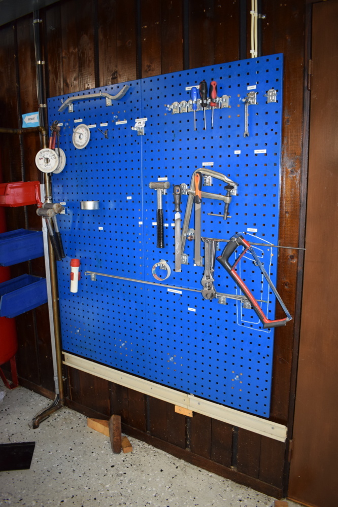 1452836-1 Toolbox with various tools
