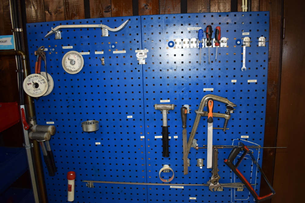 1452836-2 Toolbox with various tools