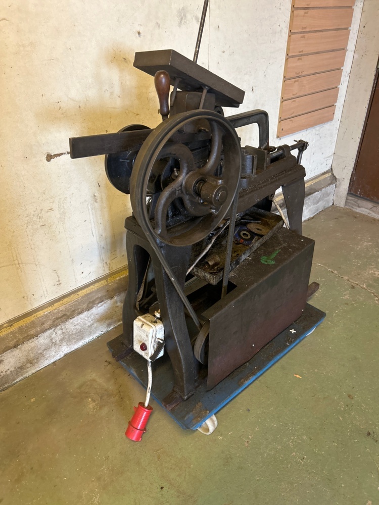1497736-2 Older cold saw