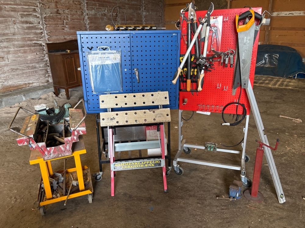 1497742-1 Tool board and tool cabinet with contents