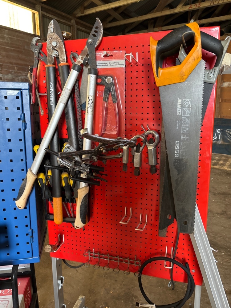 1497742-2 Tool board and tool cabinet with contents