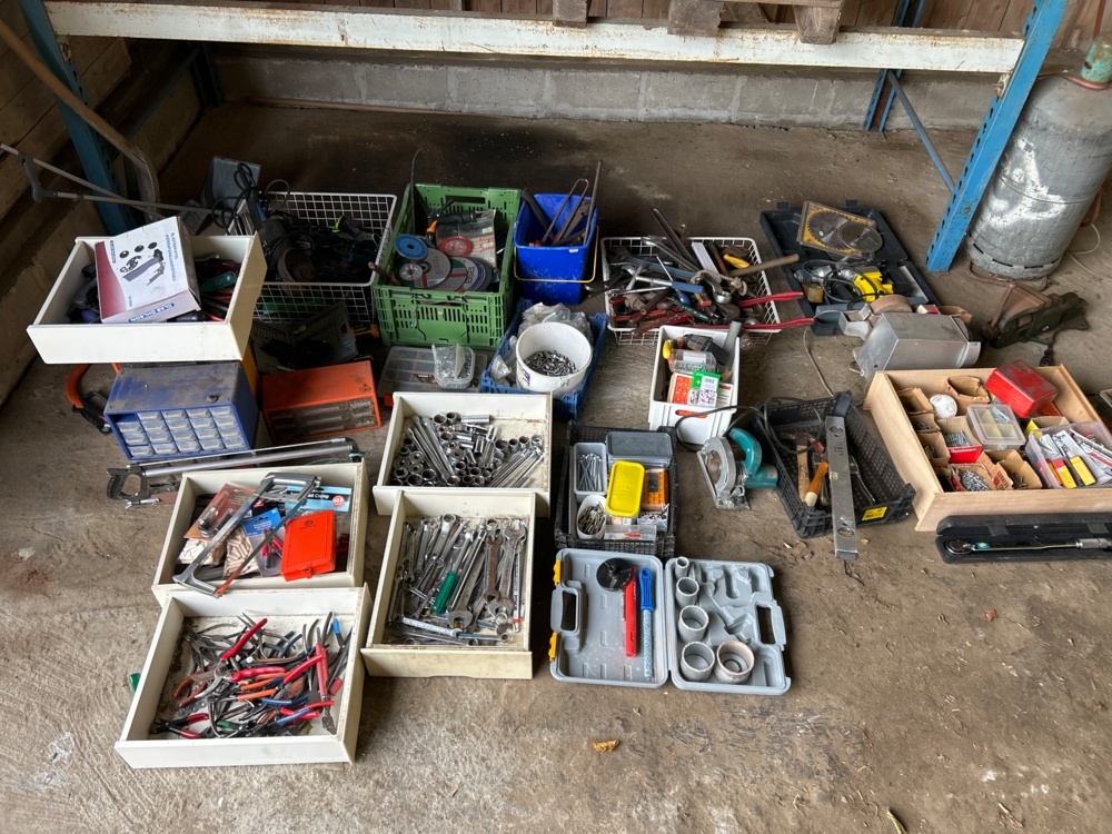 1497761-1 Lot with hand tools, etc.
