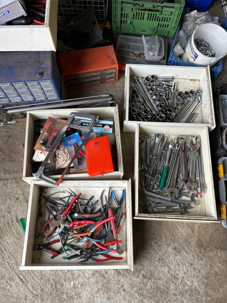 1497761-2 Lot with hand tools, etc.