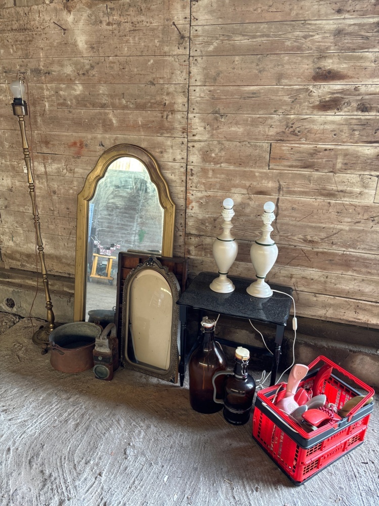 1497747-1 Collection with various furnishings, lighting, etc.