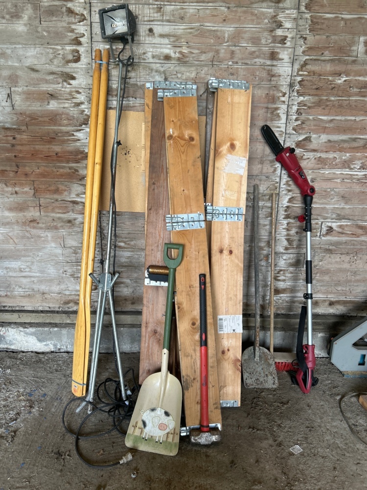 1497754-1 Collection of tools, equipment and pallet collars