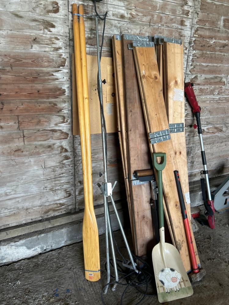 1497754-2 Collection of tools, equipment and pallet collars