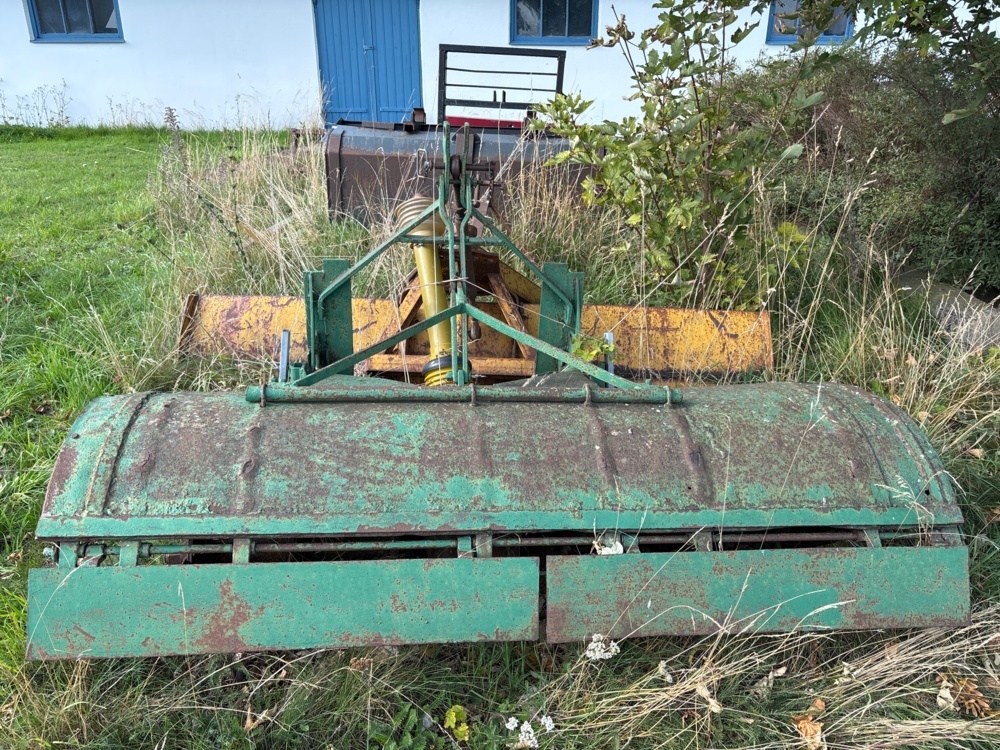 1497768-2 Bucket, snow blade, pallet forks, etc. (Renovation item)