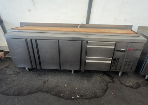 Rostfri kylbänk med 3 skåp och 2 lådor - GGM Gastro