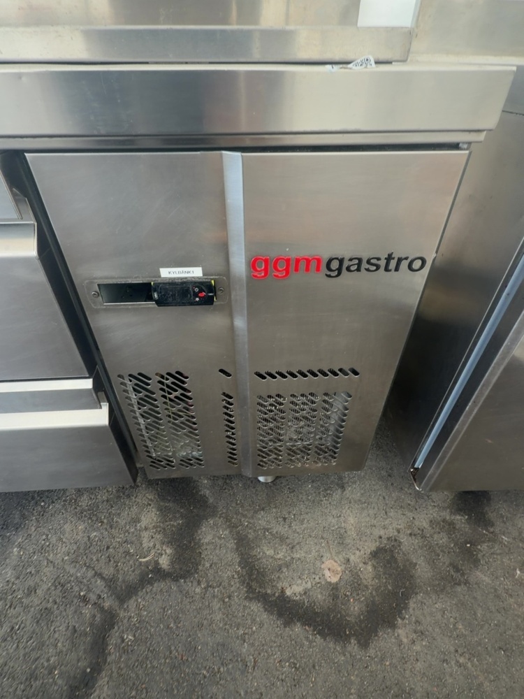 1491719-2 Rostfri kylbänk med 3 skåp och 2 lådor - GGM Gastro