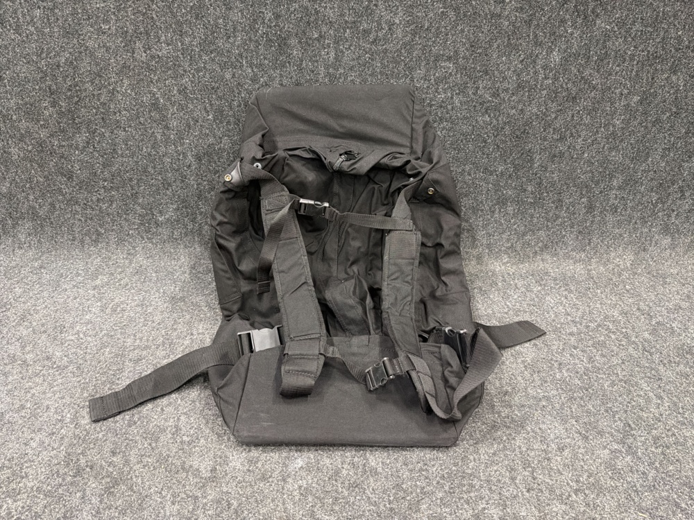 1591562-1 Militär utrustningsväska svart