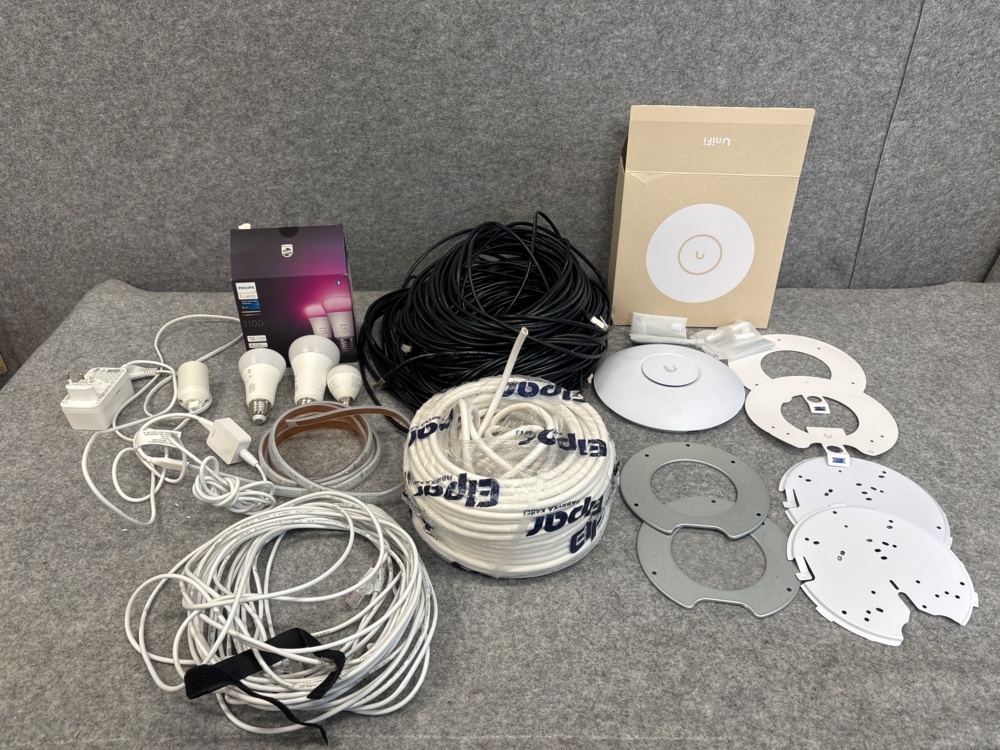 1545886-1 WIFI-puck U6 Pro och smarta lampor Philips HUE