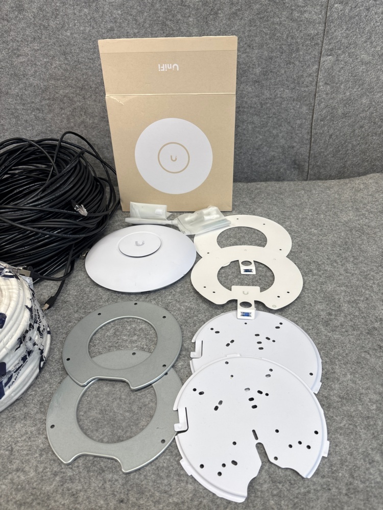 1545886-2 WIFI-puck U6 Pro och smarta lampor Philips HUE