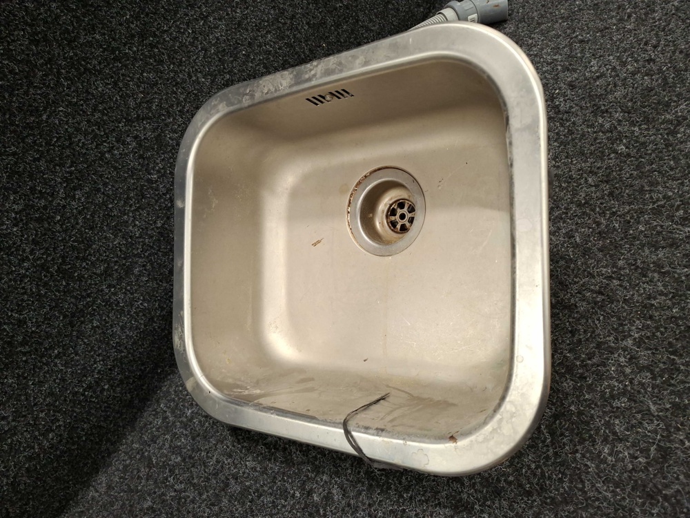 1591715-2 Infälld diskho i rostfritt stål med avloppsrör m.m.