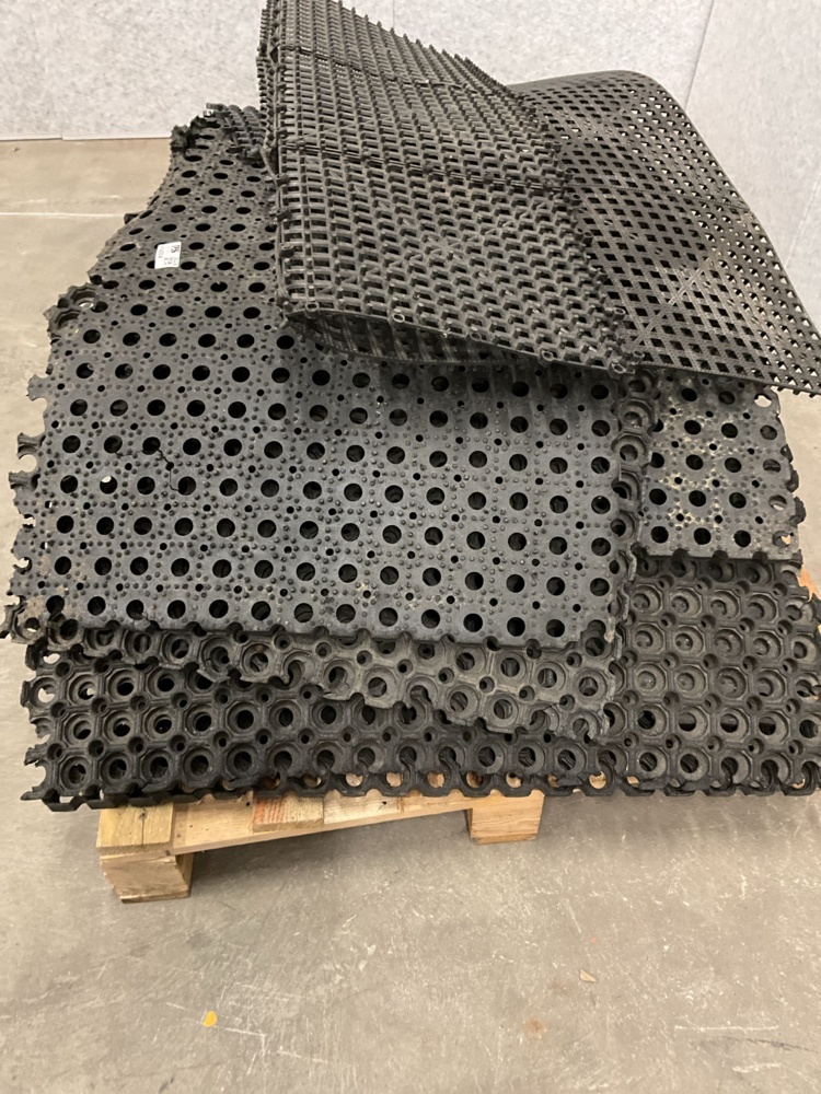 1474004-2 17 pcs. Rubber mats