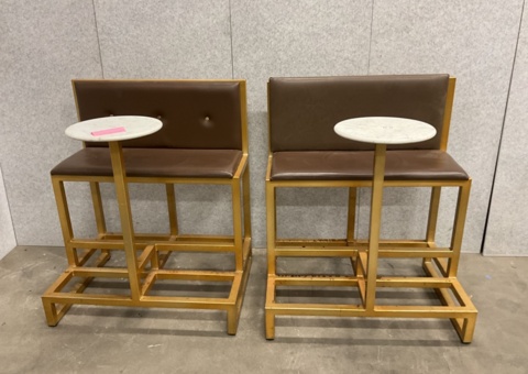 2 sittbänkar i metall med marmorbord