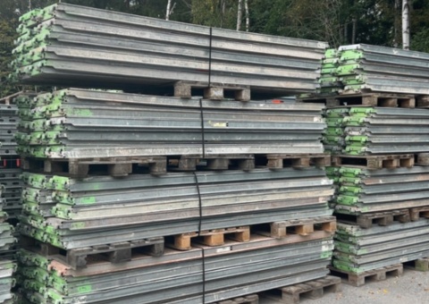 Large batch of scaffolding from Monzon