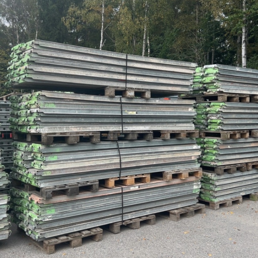 1540006-7 Large batch of scaffolding from Monzon