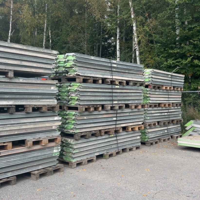 1540006-8 Large batch of scaffolding from Monzon