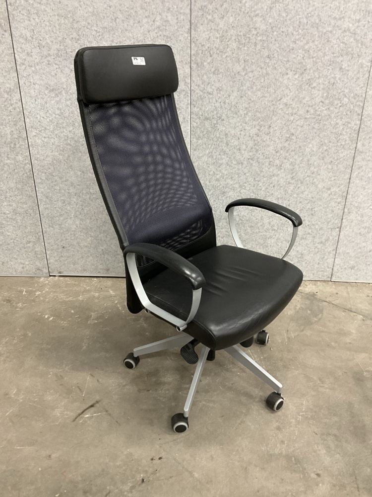 1474020-1 Office chair on wheels