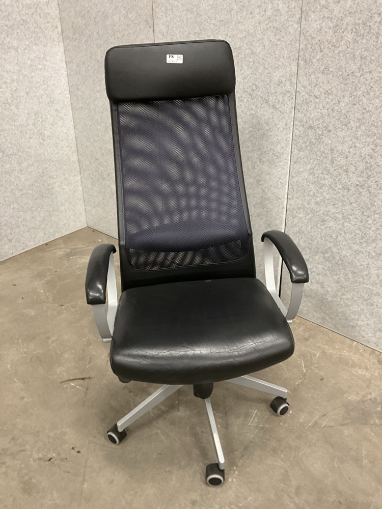 1474020-2 Office chair on wheels