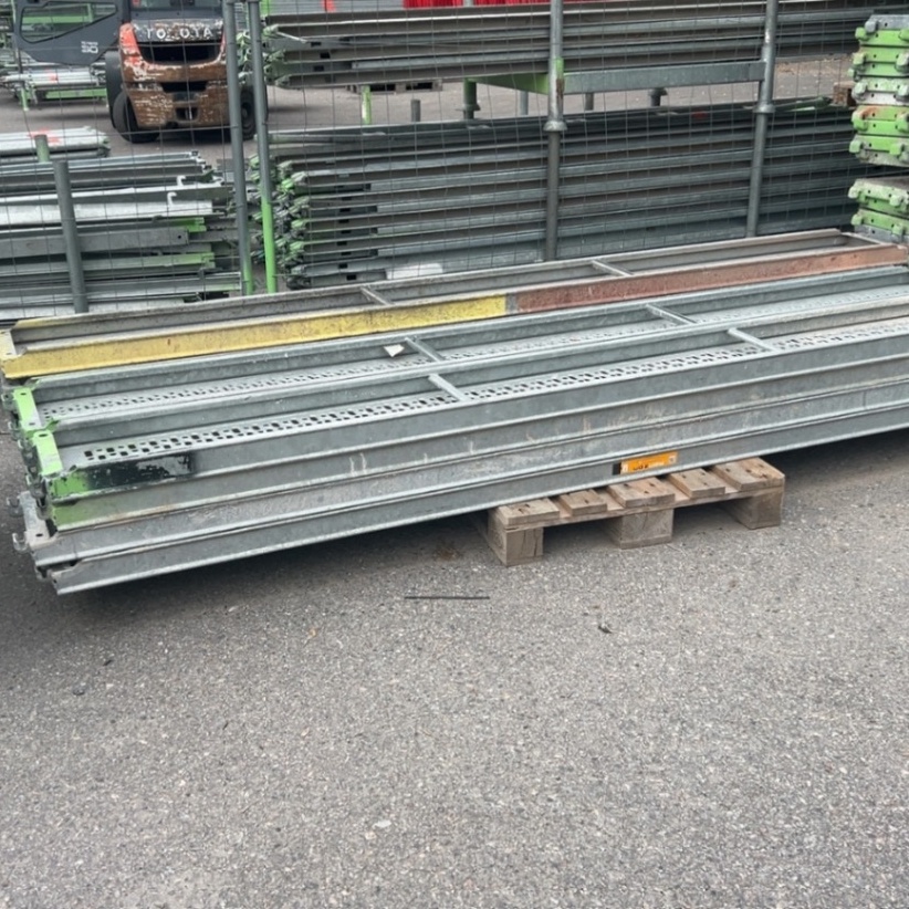 1540008-3 Larger batch of scaffolding from Monzon